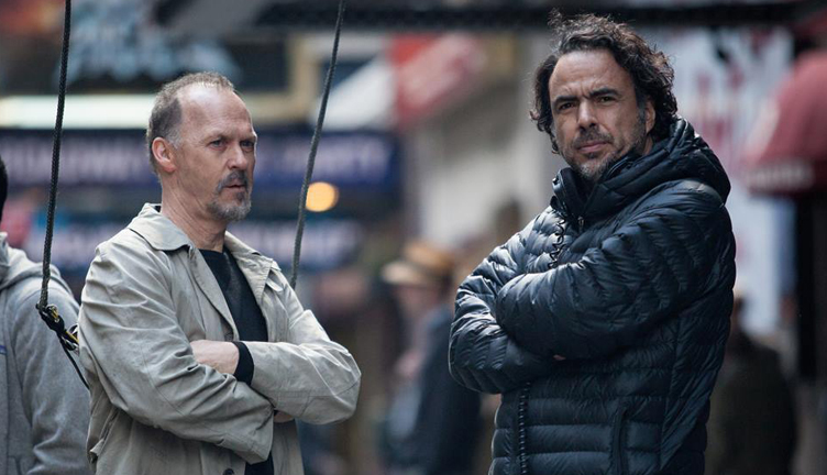 Micheal Keaton y Alejandro González Iñárritu en el set de {{Birdman}}. Imagen de Fox Searchlight Pictures / Atsushi Nishijima.