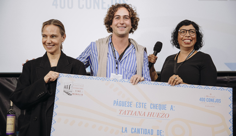 Otorgan el Premio 400 Conejos a la directora Tatiana Huezo