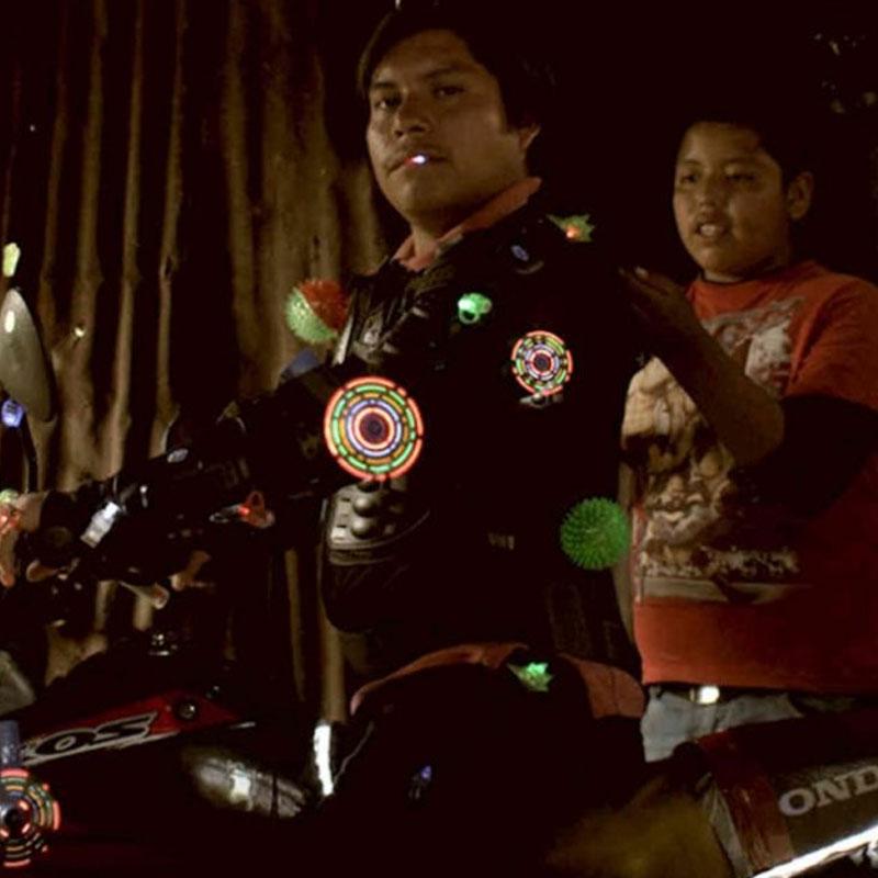 Al motociclista no le cabe la felicidad en el traje