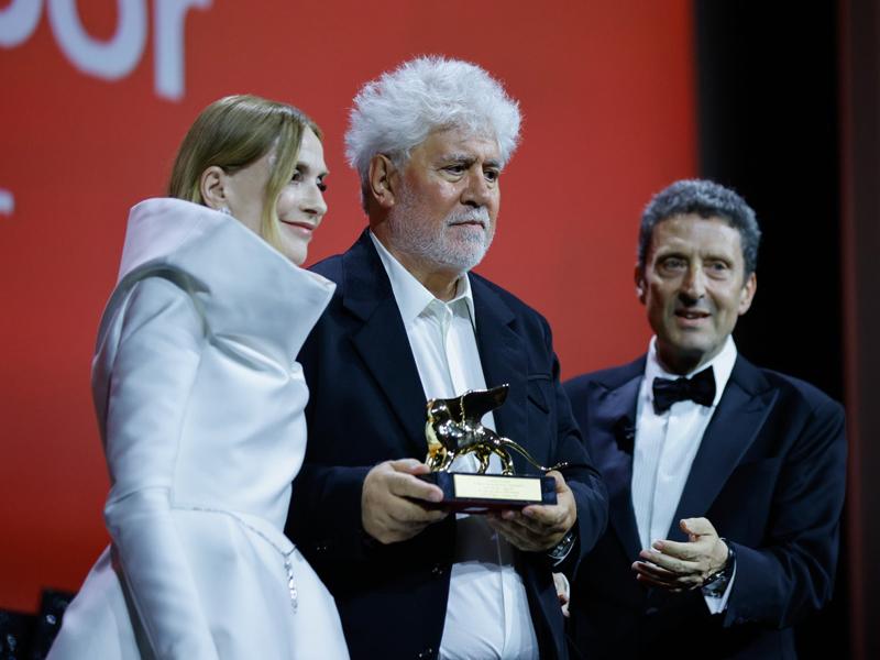 Pedro Almódovar recibe León de Oro en Festival de Cine de Venecia