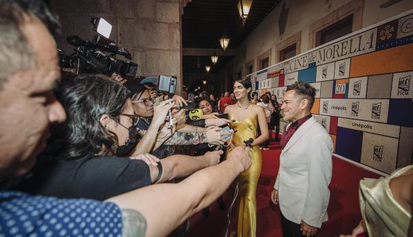 Mikaela Monet, Rubén Albarrán