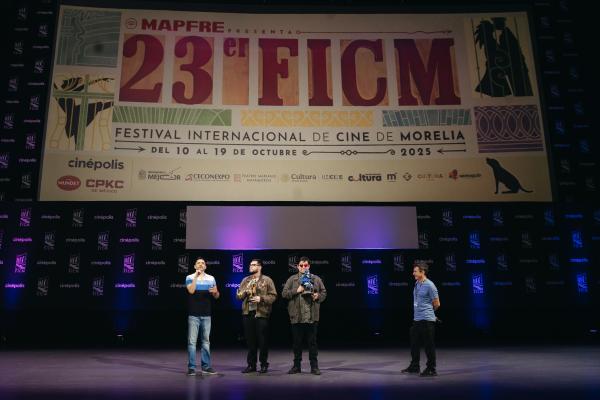 Arturo Ambriz, Roy Ambriz