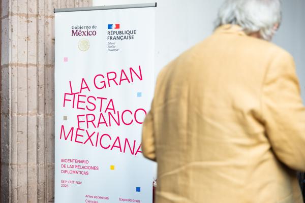 Condecoración a Alfonso Cuarón con la insignia de Oficial de la Orden de las Artes y las Letras por la Embajada de Francia en México en el 24° FICM