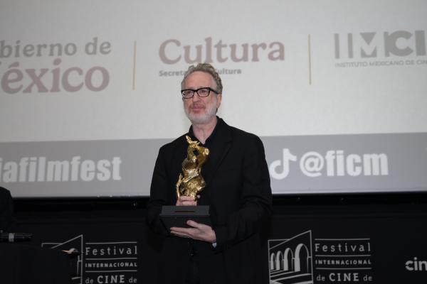 Entrega el FICM el Premio a la Excelencia Artística a James Gray, quien presentó su más reciente película PAPER TIGER