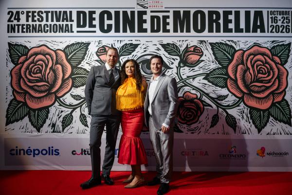 Mantas Valantiejus, Elpidia Carrillo y Dustin Brown