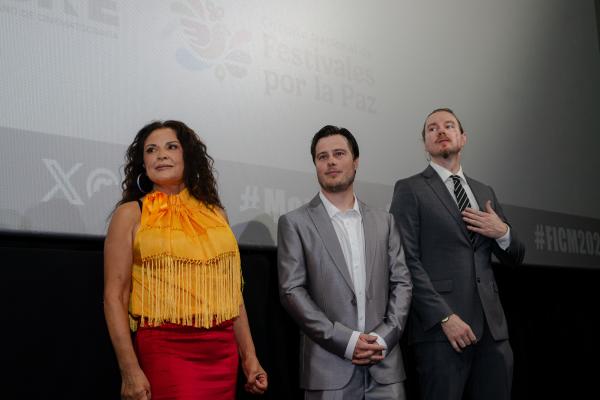 Elpidia Carrillo, Dustin Brown y Mantas Valantiejus