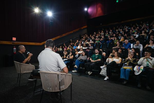 Conversación del libro UN AFORTUNADO TESTIGO (EL DETRÁS DE CÁMARAS DE AMORES PERROS) en el 24° FICM