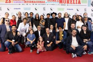 Los amantes se despiden con la mirada