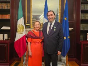 Cuauhtémoc Cárdenas Batel, vicepresidente del FICM, recibió las insignias de Oficial de la Orden de las Artes y las Letras